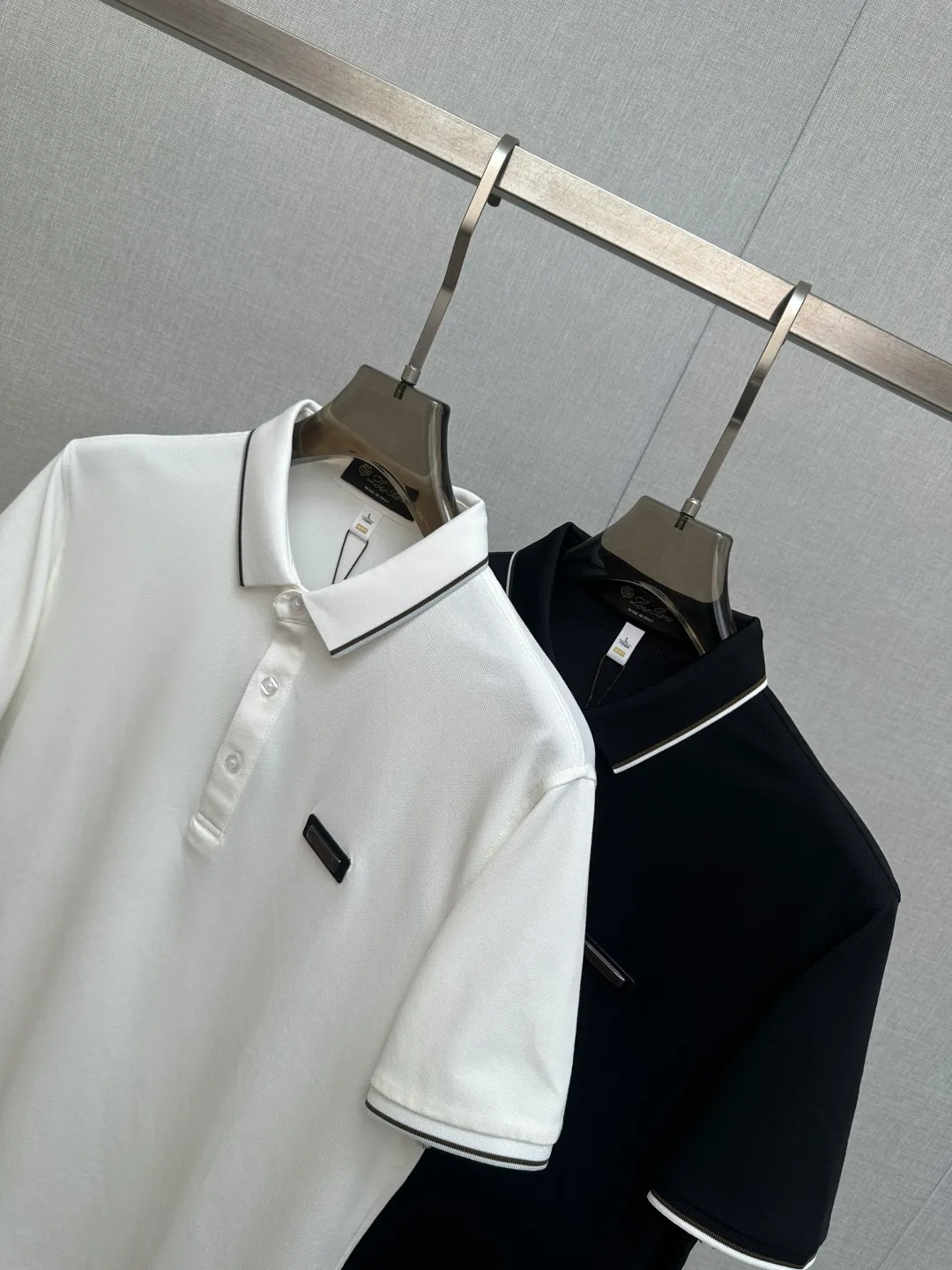 Available at the official New Arrival counter at the same time, men's lapel short-sleeved POLO shirts, Premium mainline Series, imported piqué mercerized cotton fabric, with first-class texture, excellent skin-friendliness, silky and delicate touch, fashionable three-button placket design, small lapels, fashionable and age-reducing, and the upper body is full of Italian accent, full of style. Sizes: M—3XL
